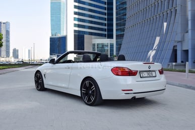 在Sharjah租赁白色 BMW 420i Cabrio 2