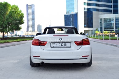 在Dubai租赁白色 BMW 420i Cabrio 6