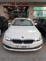 Weiß BMW 520i zur Miete in Sharjah 0