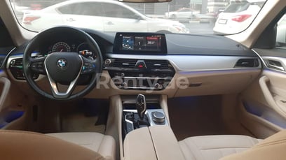 Bianca BMW 520i in affitto a Abu-Dhabi 2