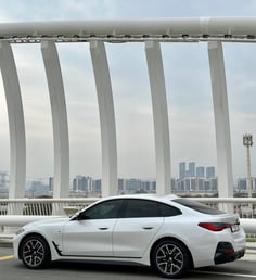 Blanc BMW 420i en location à Dubai 1