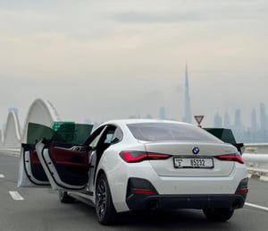 Blanc BMW 420i en location à Dubai 2