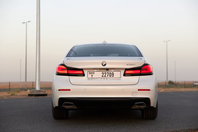 在Sharjah租赁白色 BMW 520i 2