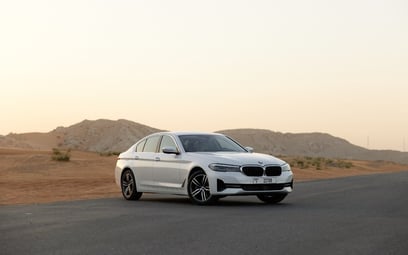 White BMW 520i for rent in Abu-Dhabi