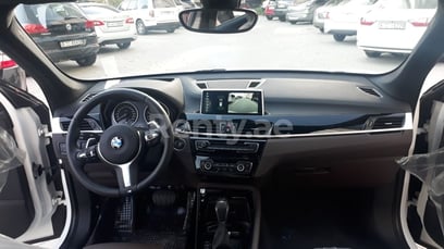 أبيض BMW X1 للإيجار في Sharjah 0