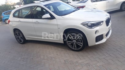 Белый BMW X1 в аренду в Sharjah 4