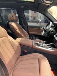 Blanco BMW X5 en alquiler en Abu-Dhabi 1