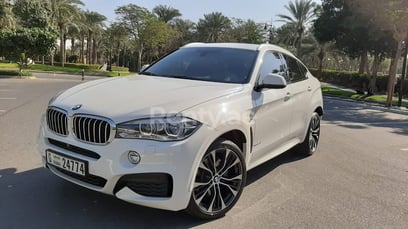 Weiß BMW X6 M power Kit V8 zur Miete in Abu-Dhabi 0