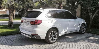 Blanco BMW X5 en alquiler en Abu-Dhabi 2