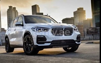 Blanco BMW X5 en alquiler en Sharjah