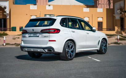 Blanc BMW X5 en location à Dubai 2