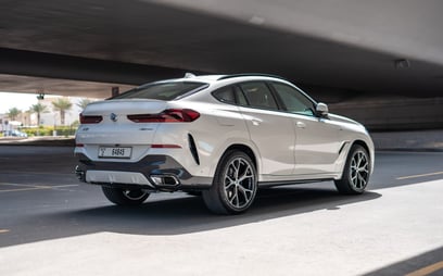 Weiß BMW X6 zur Miete in Dubai 2