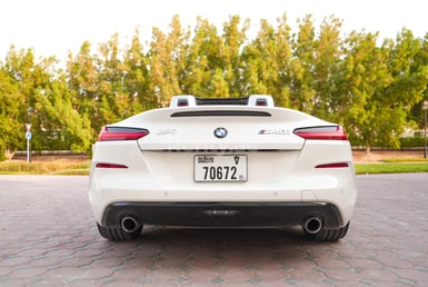 Blanco BMW Z4 en alquiler en Dubai 3