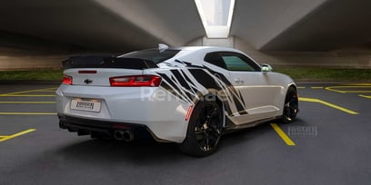 Blanco Chevrolet Camaro en alquiler en Dubai 1