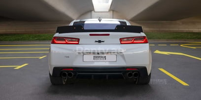 أبيض Chevrolet Camaro للإيجار في Dubai 3