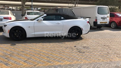 Blanco Chevrolet Camaro en alquiler en Abu-Dhabi 2