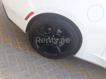 Weiß Chevrolet Camaro zur Miete in Dubai 5