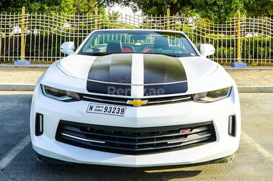 Blanco Chevrolet Camaro en alquiler en Abu-Dhabi 12