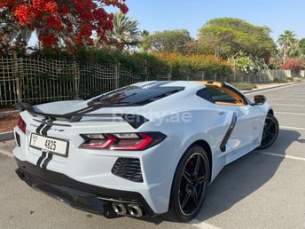 أبيض Chevrolet Corvette Stingray للإيجار في Dubai 1