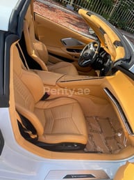 أبيض Chevrolet Corvette Stingray للإيجار في Dubai 5