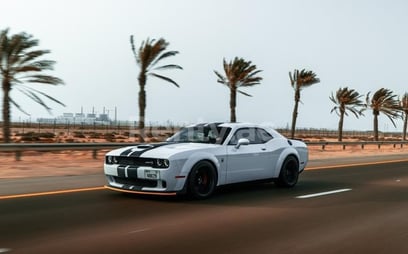 Weiß Dodge Challenger V8 Hellcat zur Miete in Sharjah