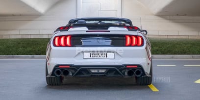 أبيض Ford Mustang Eco-boost للإيجار في Abu-Dhabi 1