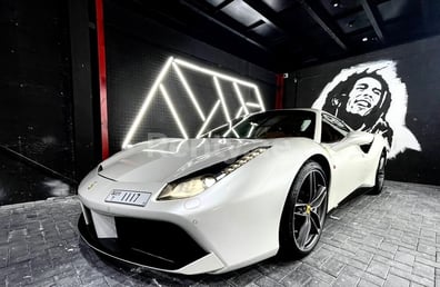 Blanc Ferrari 488 Spyder en location à Dubai 5