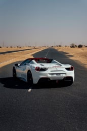 Blanc Ferrari 488 Spyder en location à Dubai 3