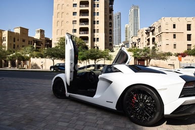 Blanco Lamborghini Aventador S Roadster en alquiler en Dubai 2