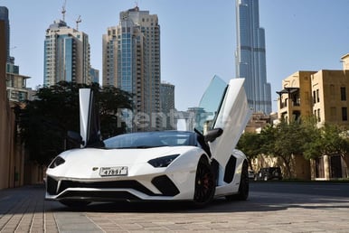 在Dubai租赁白色 Lamborghini Aventador S Roadster 4