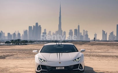 Blanco Lamborghini Evo en alquiler en Dubai