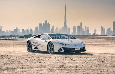 Blanc Lamborghini Evo en location à Dubai 2