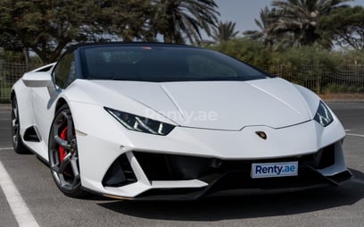 Bianca Lamborghini Huracan Evo Spyder in affitto a Sharjah