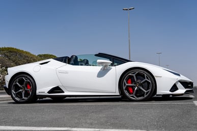 أبيض Lamborghini Huracan Evo Spyder للإيجار في Dubai 0