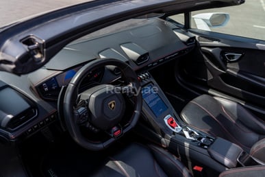 أبيض Lamborghini Huracan Evo Spyder للإيجار في Dubai 2