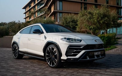 Bianca Lamborghini Urus in affitto a Abu-Dhabi