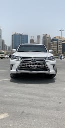 在Sharjah租赁白色 Lexus LX 570 0