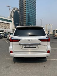 在Sharjah租赁白色 Lexus LX 570 1