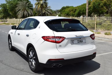 Weiß Maserati Levante zur Miete in Sharjah 2