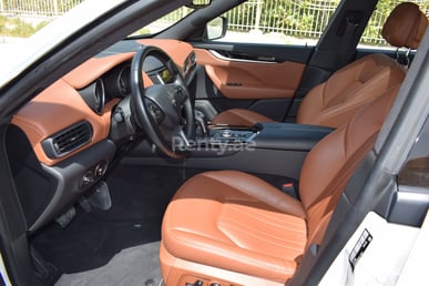 在Sharjah租赁白色 Maserati Levante 3