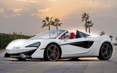 أبيض McLaren 570S Spyder (Convertible) للإيجار في Sharjah