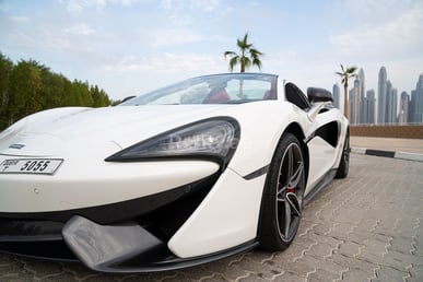 أبيض McLaren 570S Spyder (Convertible) للإيجار في Dubai 1