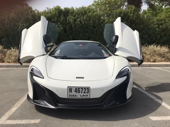 在Sharjah租赁白色 McLaren 650S Spider 5