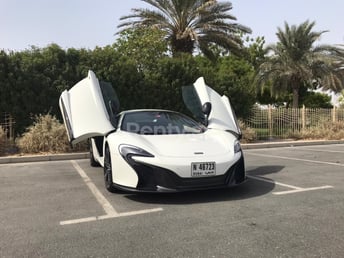 在Abu-Dhabi租赁白色 McLaren 650S Spider 6