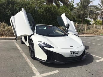 在Sharjah租赁白色 McLaren 650S Spider 12