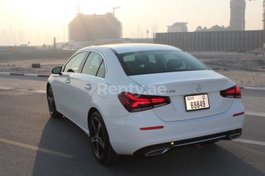 Blanc Mercedes A Class en location à Dubai 0