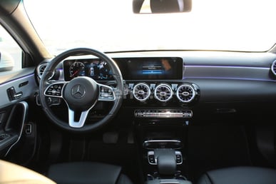 أبيض Mercedes A Class للإيجار في Dubai 1