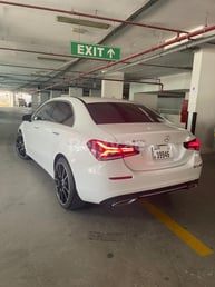 Blanco Mercedes A Class en alquiler en Abu-Dhabi 2