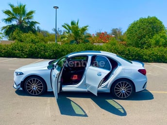 Weiß Mercedes A Class zur Miete in Dubai 2