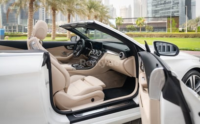 Blanco Mercedes C300 cabrio en alquiler en Abu-Dhabi 2